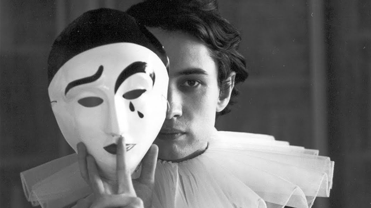 Психодрама помогает снять маски для лучшего понимания себя, почти как артисту, который играет роль Пьеро