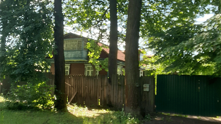 Вид на старый деревенский дом по дороге к станции Бутово